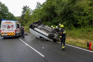 Fahrzeugüberschlag auf der regennassen L55 bei Langenlois