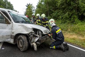 Fahrzeugüberschlag auf der regennassen L55 bei Langenlois