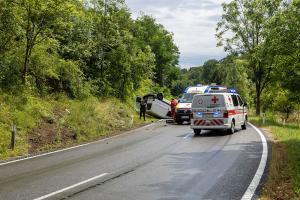 Fahrzeugüberschlag auf der regennassen L55 bei Langenlois