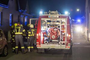 Rauch vom Nachbargrundstück - Nachbarin alarmiert die Feuerwehr