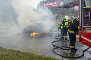 Fahrzeugbrand beim Schnitzl Drive In in Gneixendorf