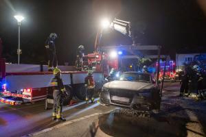 Zwei Fahrzeuge kollidieren auf der Langenloiser Zwettler Straße