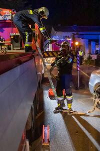 Zwei Fahrzeuge kollidieren auf der Langenloiser Zwettler Straße