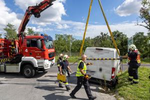 Transporter rutscht mit dem Hinterrad in einen Entwässerungsgraben