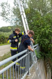 Feuerwehr rettet Reha su einem Wasserbecken