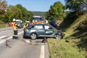 Pkw kommt aufs Bankett und überschlägt sich auf der B37