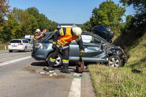 Pkw kommt aufs Bankett und überschlägt sich auf der B37