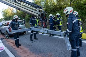 Lkw-Zug zur Notbremsung genötigt - Unfall mit fünf Fahrzeugen