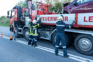 Lkw-Zug zur Notbremsung genötigt - Unfall mit fünf Fahrzeugen