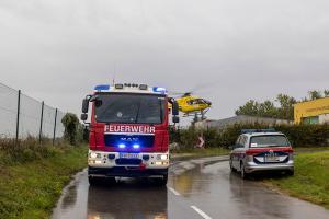 Auf regennasser Fahrbahn aus der Kurve gerutscht - Pkw prallt gegen ein Gedenkkreuz