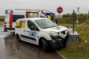 Auf regennasser Fahrbahn aus der Kurve gerutscht - Pkw prallt gegen ein Gedenkkreuz