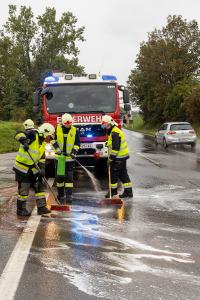 Auf regennasser Fahrbahn aus der Kurve gerutscht - Pkw prallt gegen ein Gedenkkreuz