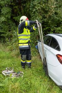 Über die Kreuzung in den Straßengraben - Pkw schwer beschädigt