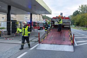 Oldtimer prallt in Förthof gegen ein Gebäude