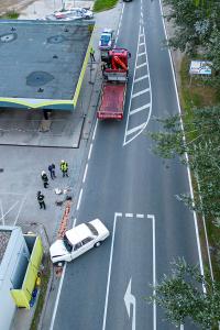 Oldtimer prallt in Förthof gegen ein Gebäude