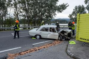 Oldtimer prallt in Förthof gegen ein Gebäude