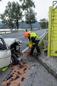 Oldtimer prallt in Förthof gegen ein Gebäude