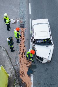 Oldtimer prallt in Förthof gegen ein Gebäude