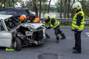 Oldtimer prallt in Förthof gegen ein Gebäude