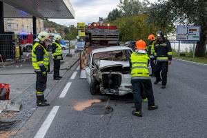 Oldtimer prallt in Förthof gegen ein Gebäude