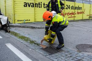 Oldtimer prallt in Förthof gegen ein Gebäude