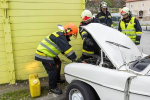 Oldtimer prallt in Förthof gegen ein Gebäude