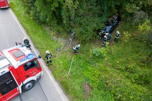 Neuerlicher Unfall auf der L114 - BMW rammt Wegweiser und landet im Buschwerk