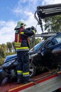 Neuerlicher Unfall auf der L114 - BMW rammt Wegweiser und landet im Buschwerk