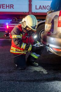 Heftiger Auffahrunfall auf der B218 - Feuerwehr entfernt zwei Fahrzeuge von der Straße