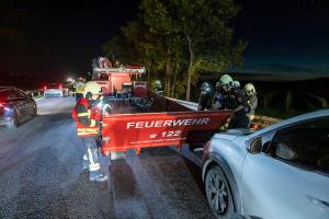 Heftiger Auffahrunfall auf der B218 - Feuerwehr entfernt zwei Fahrzeuge von der Straße