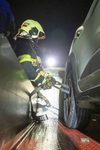 Heftiger Auffahrunfall auf der B218 - Feuerwehr entfernt zwei Fahrzeuge von der Straße