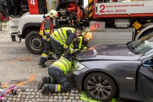 Pkw beim Einparken gerammt – Vier Fahrzeuge beschädigt