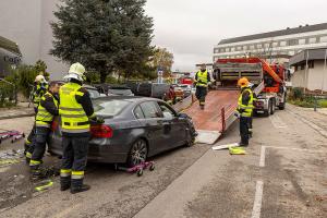 Pkw beim Einparken gerammt – Vier Fahrzeuge beschädigt