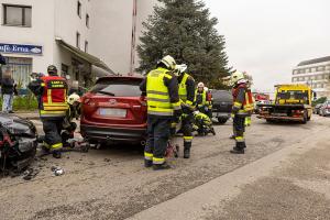 Pkw beim Einparken gerammt – Vier Fahrzeuge beschädigt