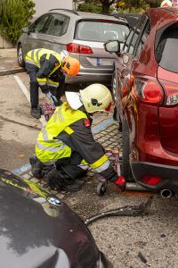 Pkw beim Einparken gerammt – Vier Fahrzeuge beschädigt