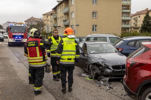 Pkw beim Einparken gerammt – Vier Fahrzeuge beschädigt