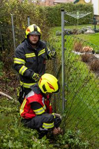 Brand von einem Holzverschlag droht auf Wohnhaus überzugreifen