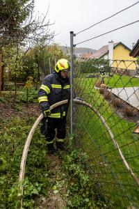 Brand von einem Holzverschlag droht auf Wohnhaus überzugreifen