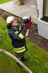 Brand von einem Holzverschlag droht auf Wohnhaus überzugreifen