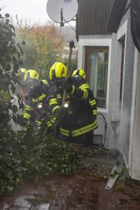 Brand von einem Holzverschlag droht auf Wohnhaus überzugreifen