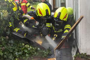 Schnelles Eingreifen der Feuerwehr verhindert Brandübergriff auf ein Wohnhaus