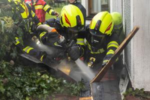 Brand von einem Holzverschlag droht auf Wohnhaus überzugreifen