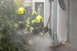 Brand von einem Holzverschlag droht auf Wohnhaus überzugreifen