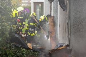 Brand von einem Holzverschlag droht auf Wohnhaus überzugreifen