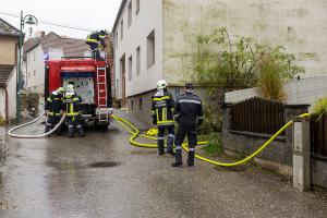 Brand von einem Holzverschlag droht auf Wohnhaus überzugreifen