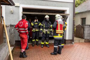 Brand von einem Holzverschlag droht auf Wohnhaus überzugreifen