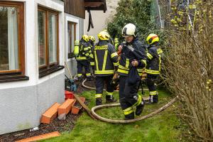 Brand von einem Holzverschlag droht auf Wohnhaus überzugreifen