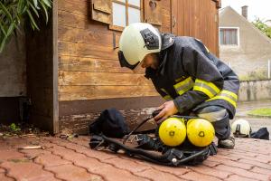 Brand von einem Holzverschlag droht auf Wohnhaus überzugreifen