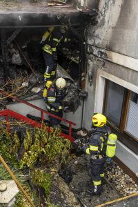Brand von einem Holzverschlag droht auf Wohnhaus überzugreifen