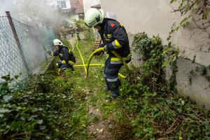 Brand von einem Holzverschlag droht auf Wohnhaus überzugreifen